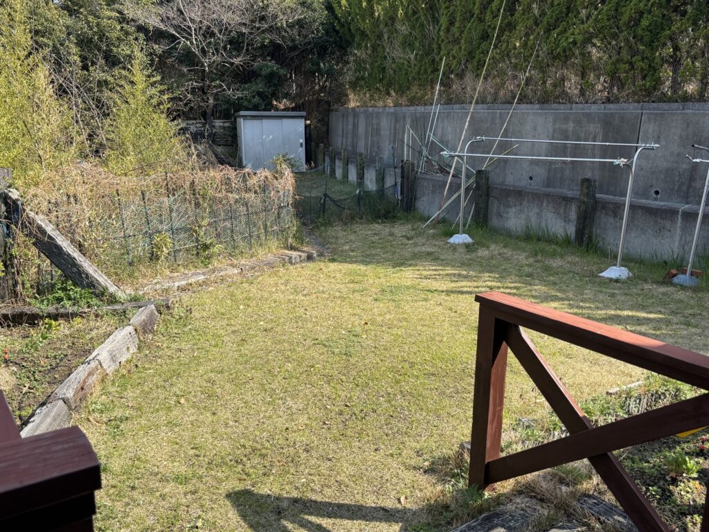 裏手の庭。ここも敷地です