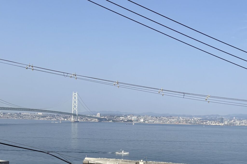 岩屋港と明石海峡大橋