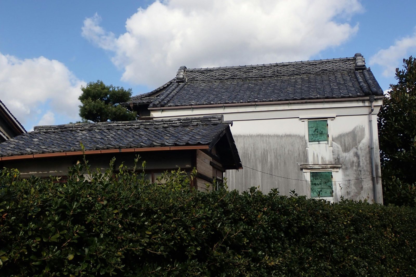 瓦屋根と白壁の古い家