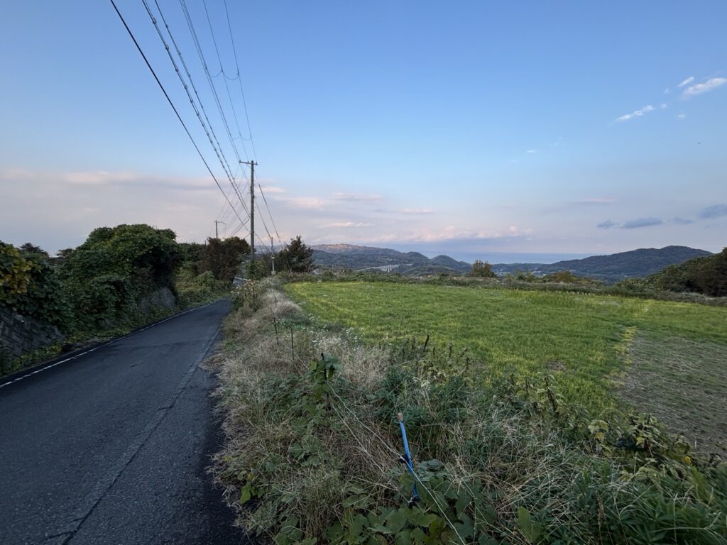 南側の公道。20.0m接しています