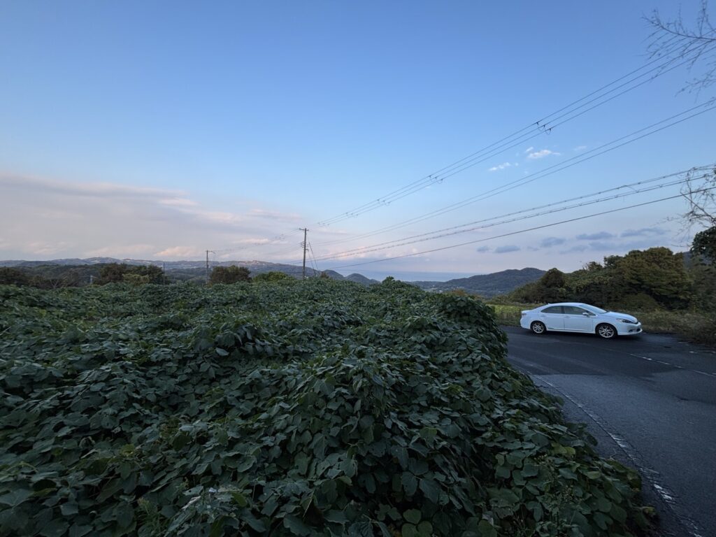 南東側の公道。こちらは18.0m接しています