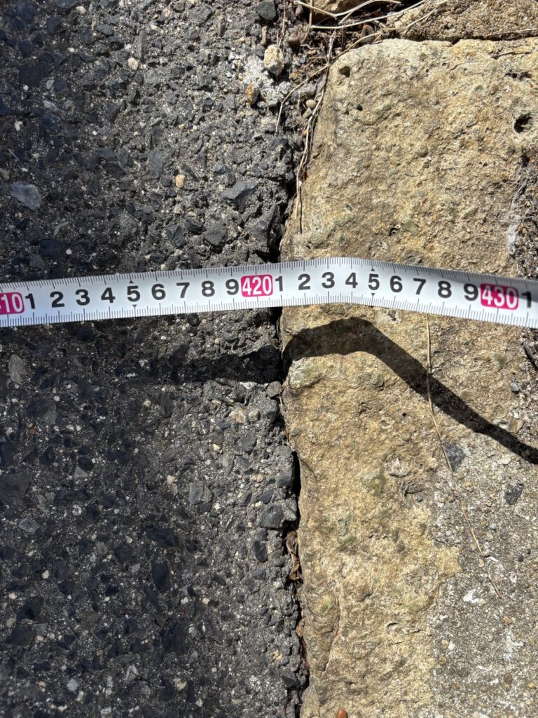 前面道路と敷地の段差。数字は現地で確認しています