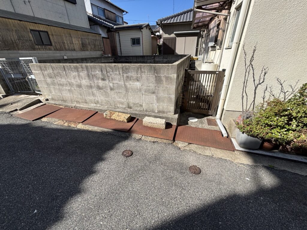 南西側の前面道路。幅員4.0mの公道です