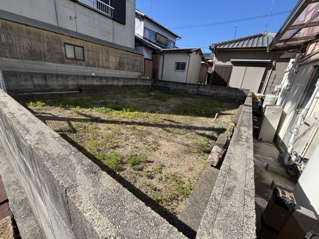 敷地の中から。23坪の四角い形が分かります
