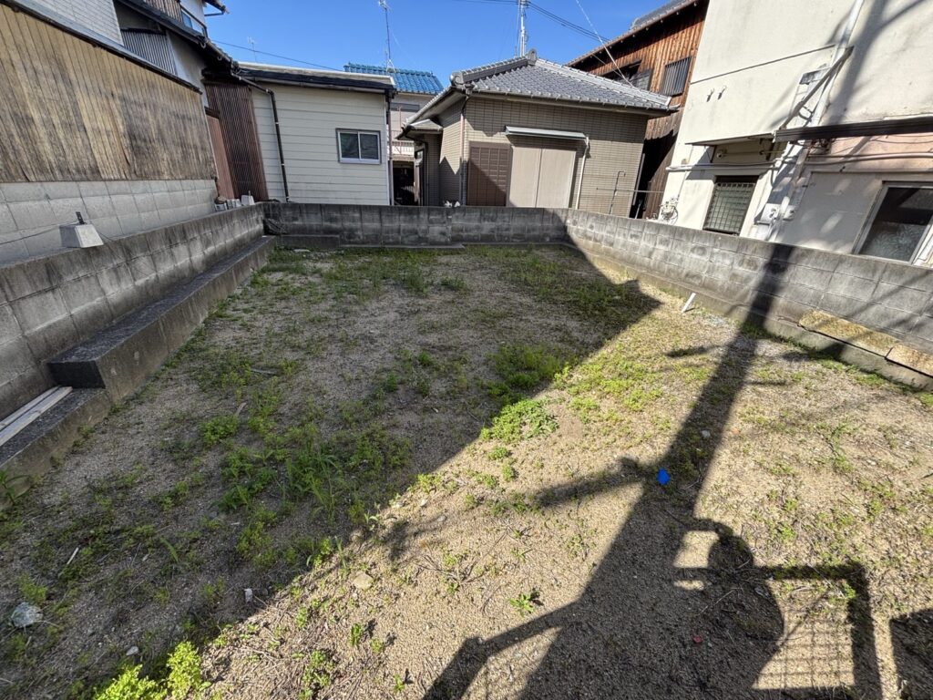 南西側から見た敷地全景。地勢は平坦です