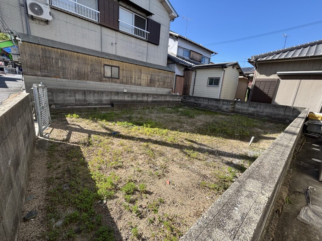 北側から。隣家との境もブロック塀です
