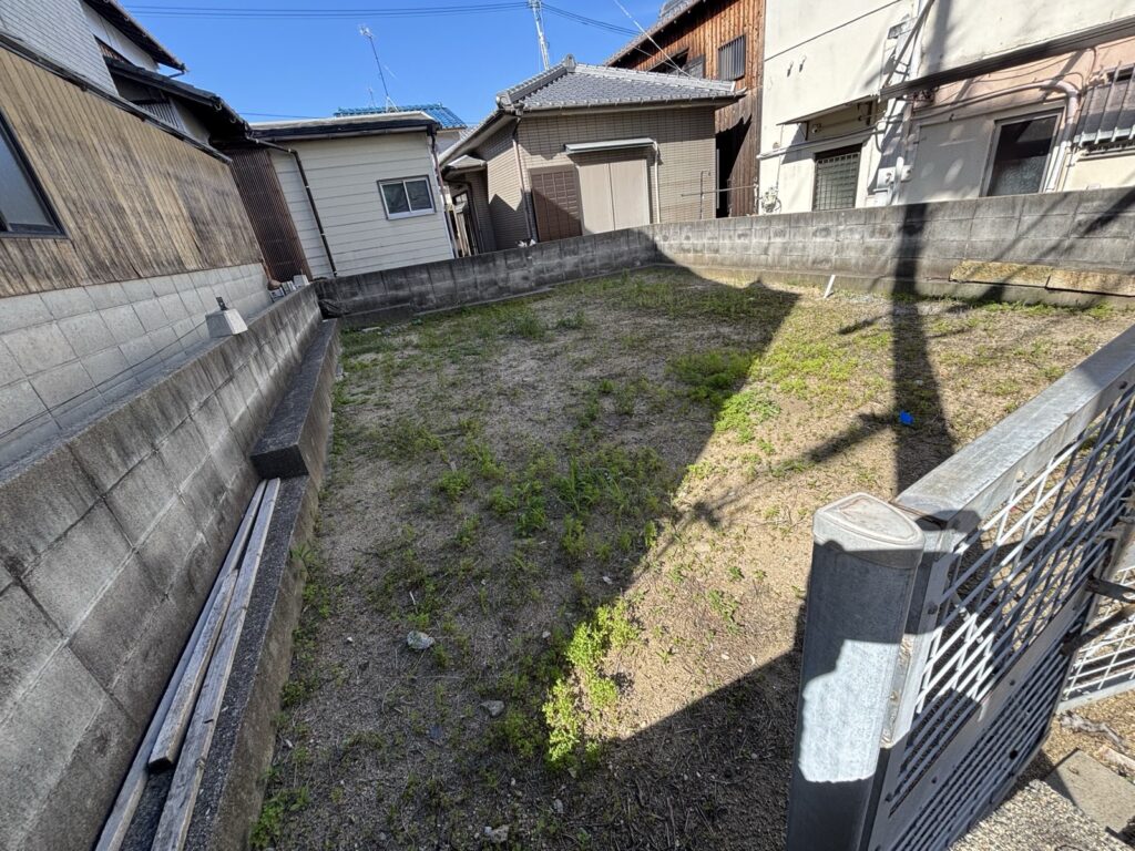 敷地を奥から見たところ。まわりは住宅が建て込んでいます