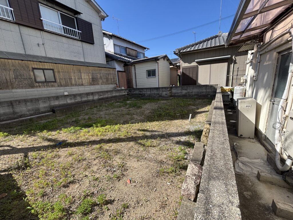 東側の隣地との境。給排水の設備も見えます