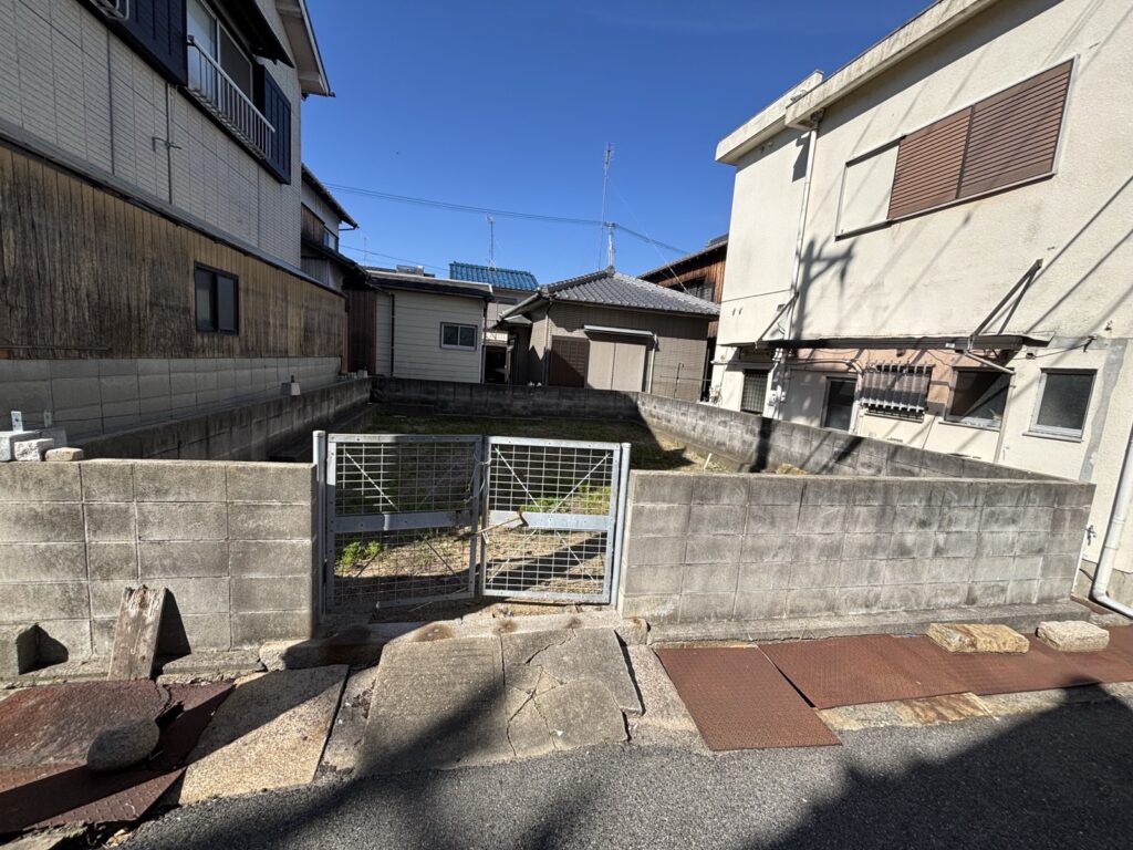 入口の門扉ごしに敷地全体。奥行きが取れています