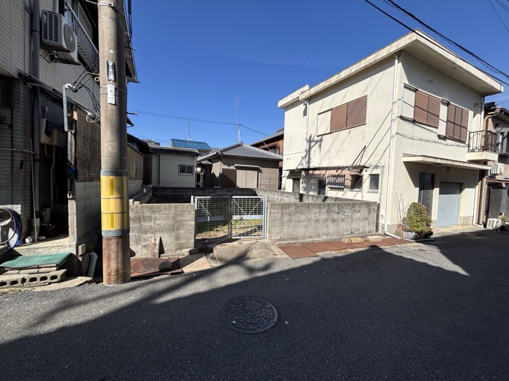 前面道路。接する長さは6.0mです