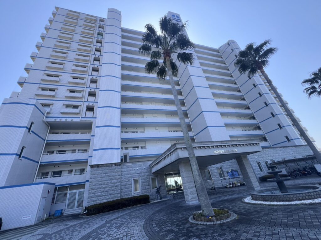 マリンプラザ淡路の外観。14階建てです