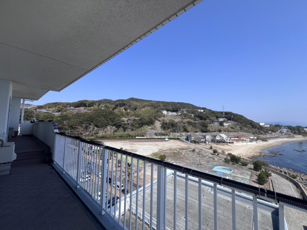バルコニーから見下ろした海岸