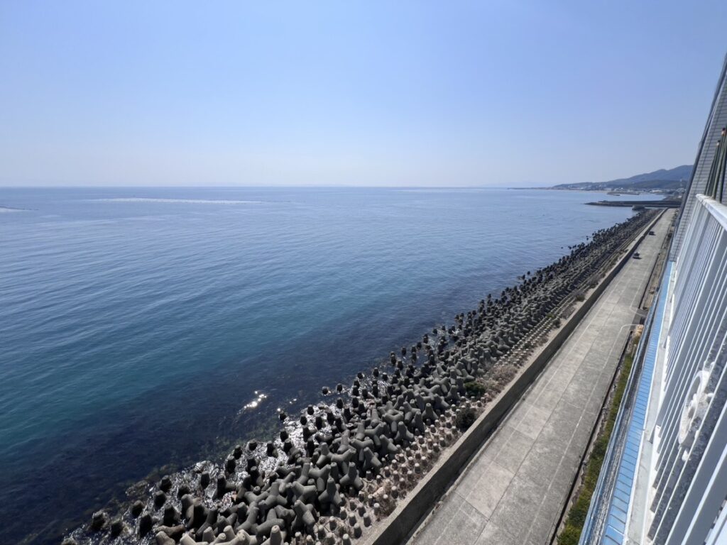 窓の外に広がる海岸線