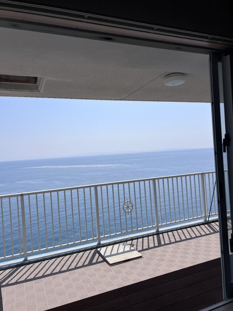 バルコニーごしの海。8階からの眺めです