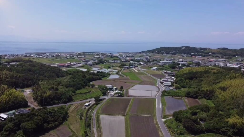 ドローンで家の上空から西を撮影。田んぼの先に播磨灘が広がります（家や敷地からの眺めではありません）