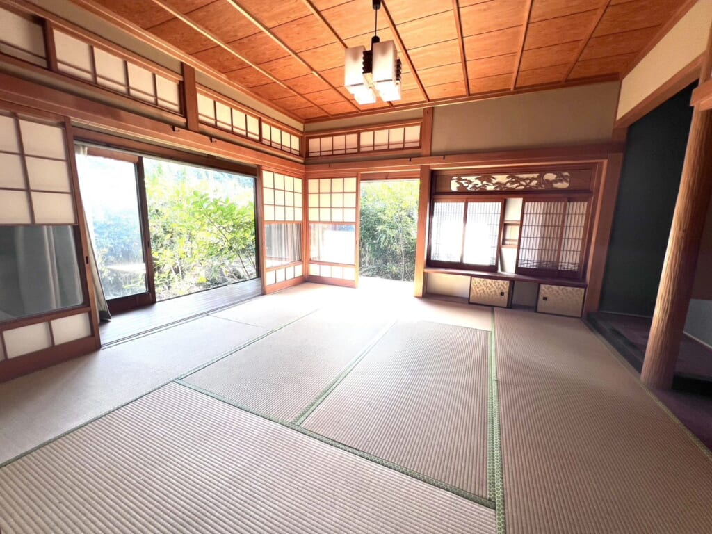 続き間。障子と欄間に囲まれた、昔の造りがそのまま残っています