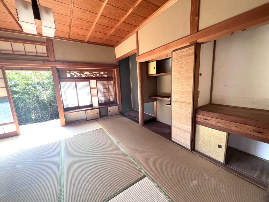 欄間の下は障子。床の間と違い棚もあります
