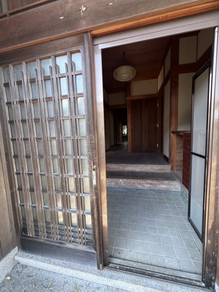 格子戸の玄関。お客さんを迎える顔になります