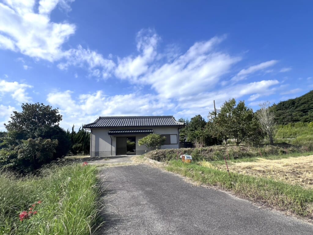 家までの道から見た別棟