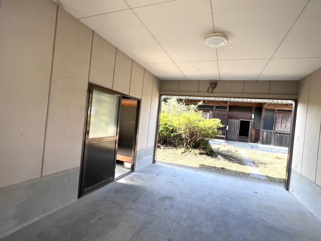 別棟の土間。正面を開けると、母屋の庭が見えます
