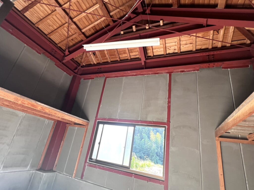 別棟の奥は天井が高い部屋。小屋組みまで見えます