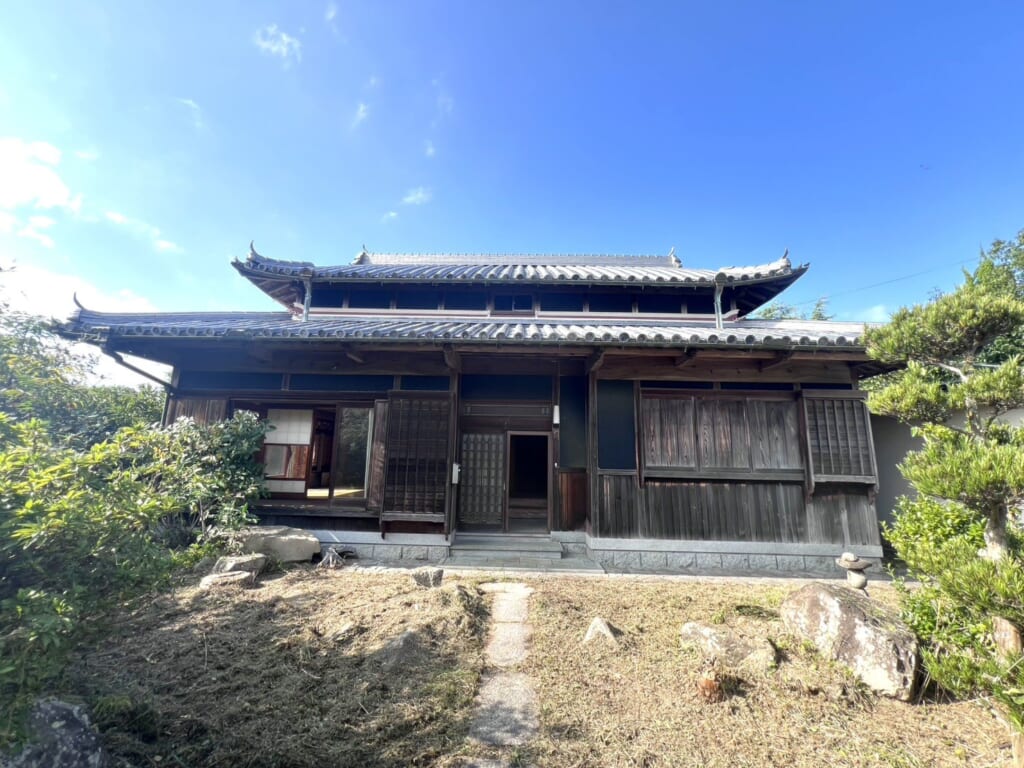 母屋の正面。入母屋の屋根が2段に重なります
