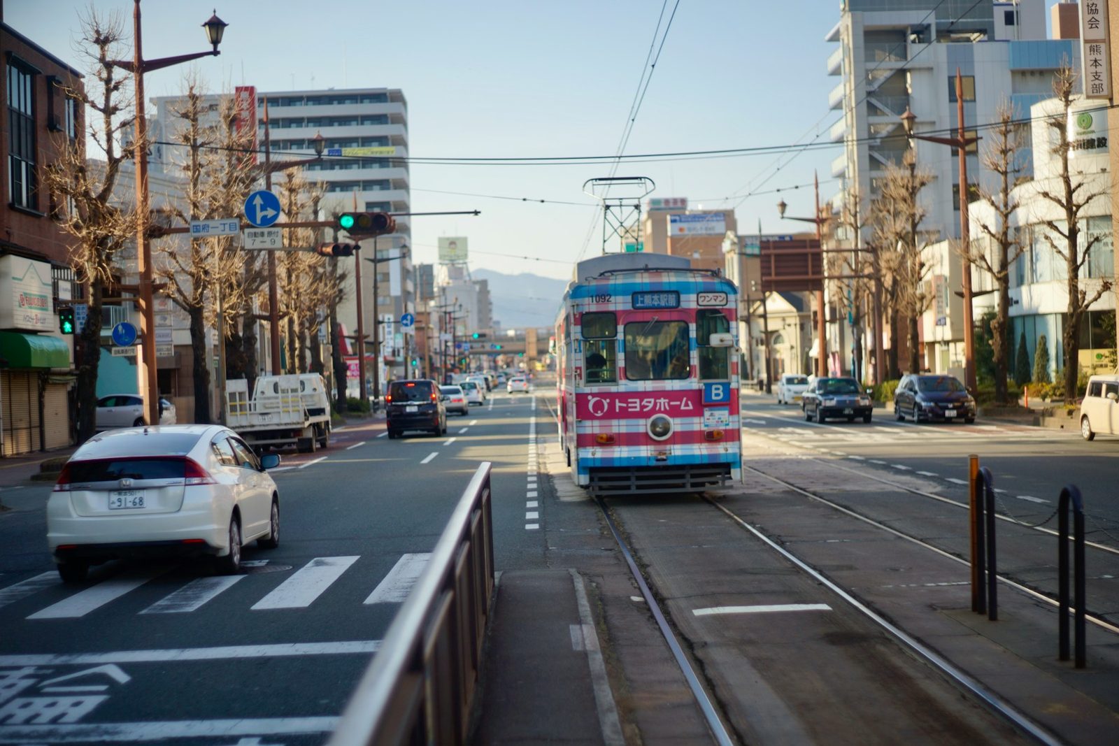 熊本市の路面電車と街並み